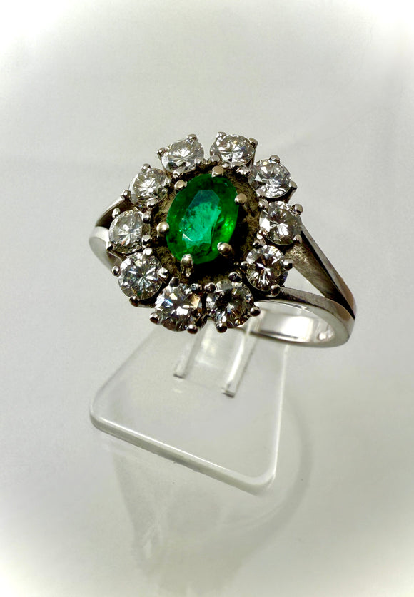 EntourageRing mit grünem Turmalin und Brillanten