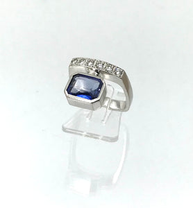 Extravaganter Saphirring mit Brillanten