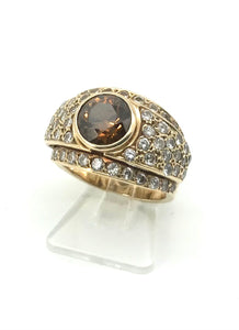 Opulenter Goldring mit zentralem cognacfarbenem Brillant