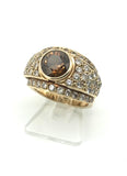 Opulenter Goldring mit zentralem cognacfarbenem Brillant