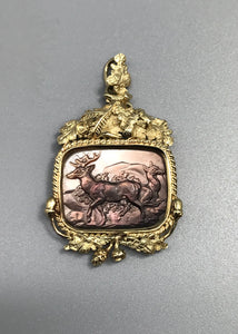 Anhänger mit Jagdmotiven, Gold/ Perlmutt