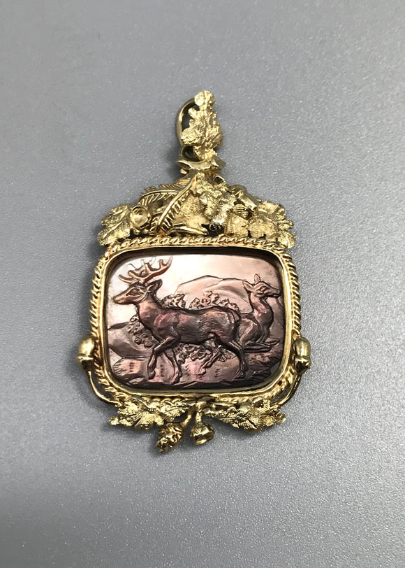 Anhänger mit Jagdmotiven, Gold/ Perlmutt