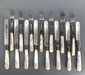 Viktorianisches Besteckset mit Perlmuttgriffen, England um 1870