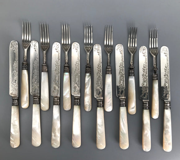 Viktorianisches Besteckset mit Perlmuttgriffen, England um 1870
