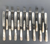 Viktorianisches Besteckset mit Perlmuttgriffen, England um 1870