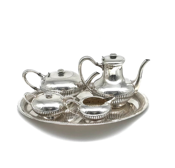 Kaffee-und Teeservice mit Tablett in Silber